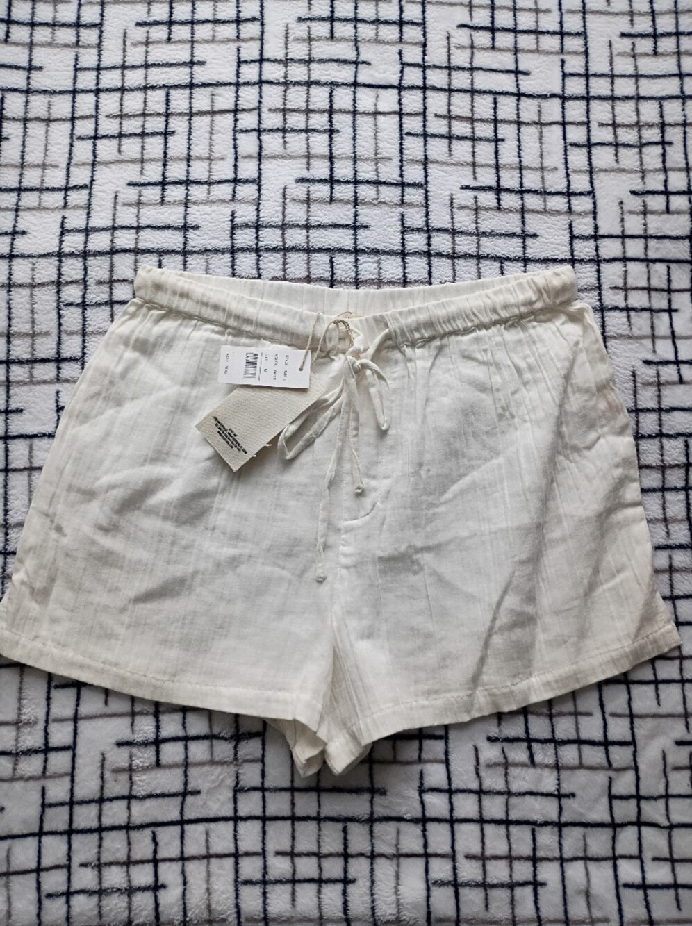 Salty Lemon Size Small Lightweight Off White Drawstring Women’s Shorts